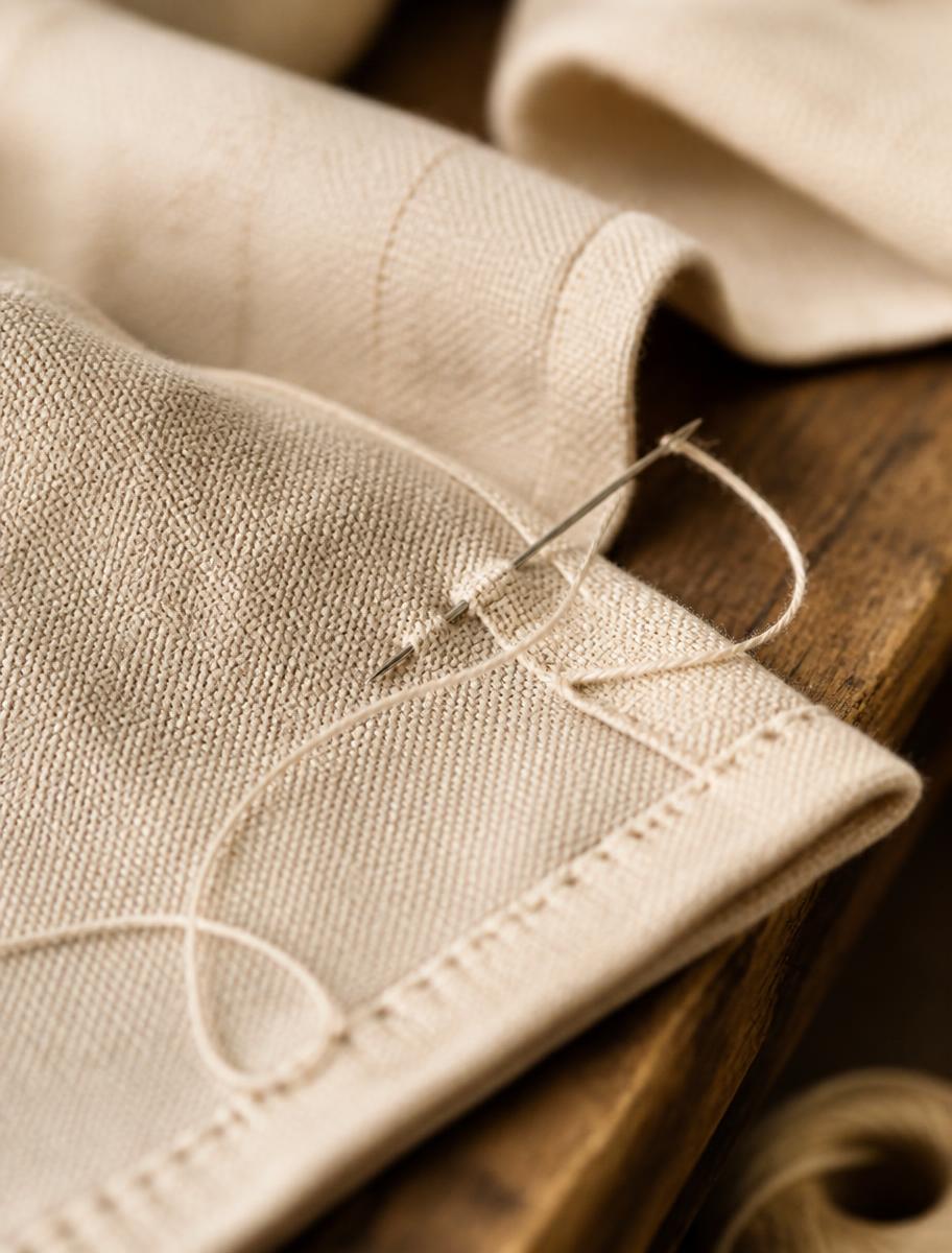 Détail de finition textile dans l’atelier Decoracy